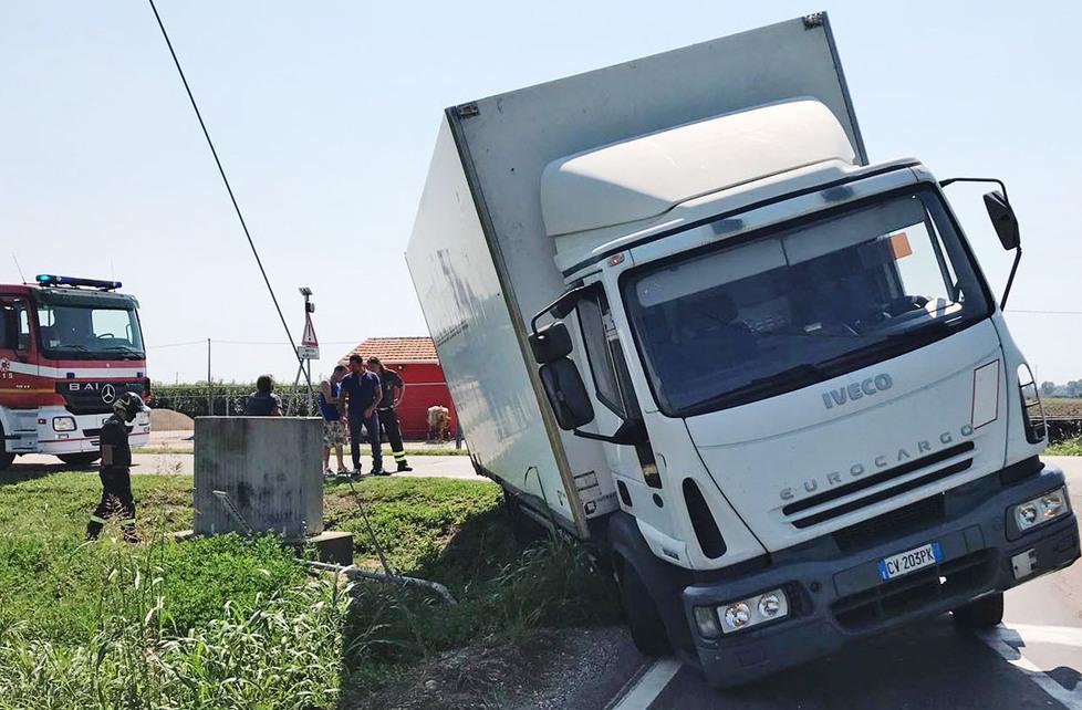 Un camion esce di strada