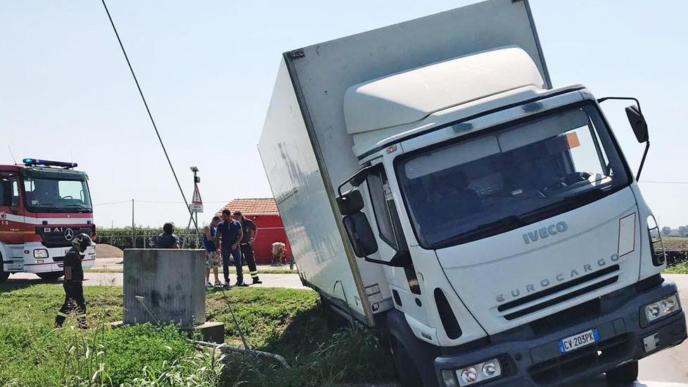 Un camion esce di strada