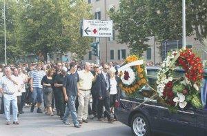 Il funerale di Federico Biondi: centinaia di persone sfilano davanti al pronto soccorso