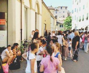 La protesta fuori dal Giglio