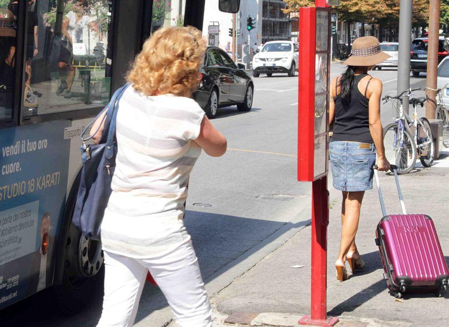 Inaccettabile aggressione sessista e razzista senza che nessuno muovesse un dito