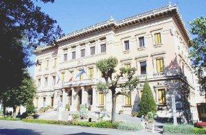 La facciata del municipio dall’ingresso di viale Verdi