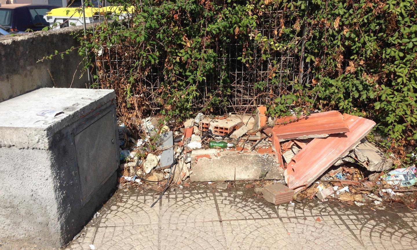 Macerie di cantiere gettate nella via