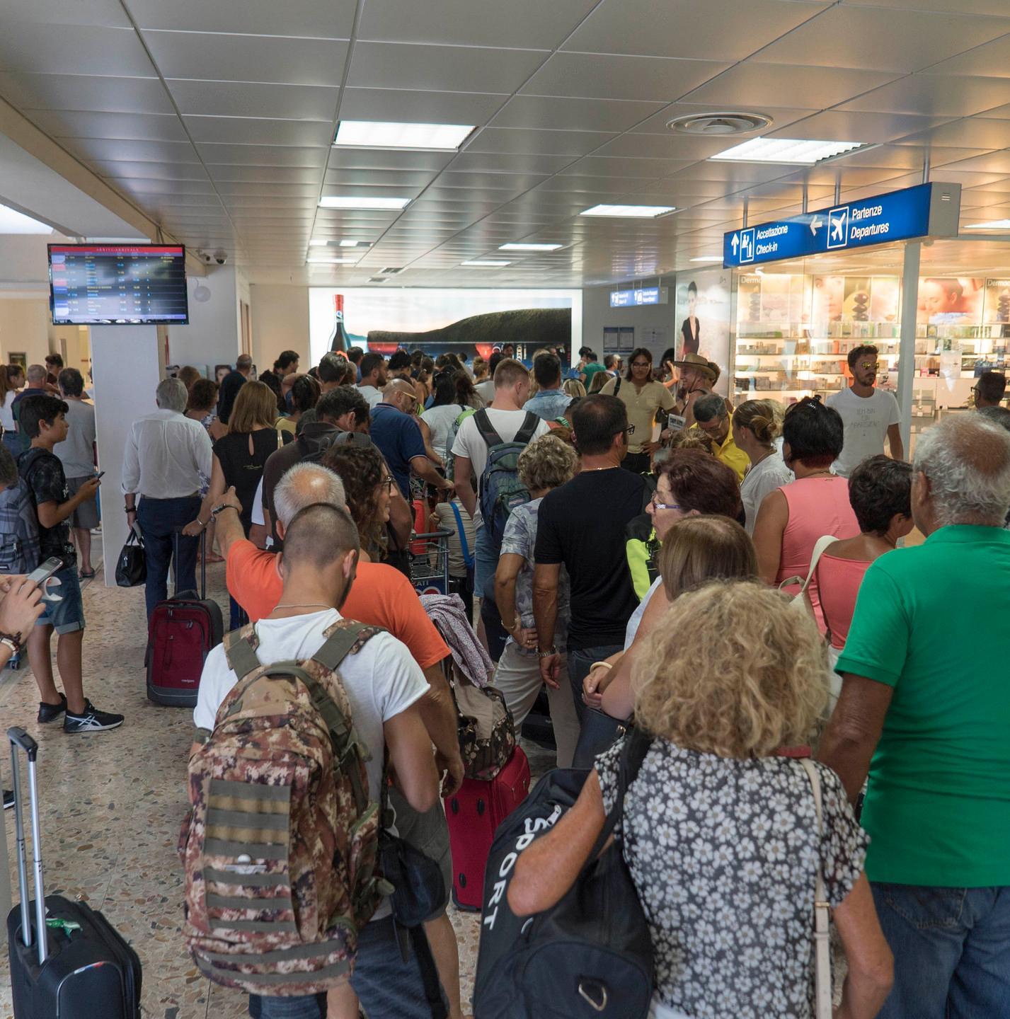 Alghero, la strana lista di oggetti dimenticati in aeroporto 