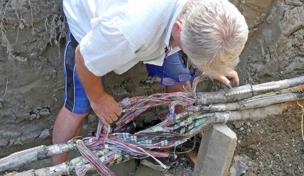 Tranciato grosso cavo della Tim, vanno in blocco oltre mille utenze fisse 