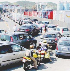 Auto in fila in porto a Piombino lungo le corsie d’accesso agli inbarchi per l’Elba