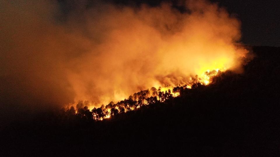 L'incendio sulle pendici del Monte Serra