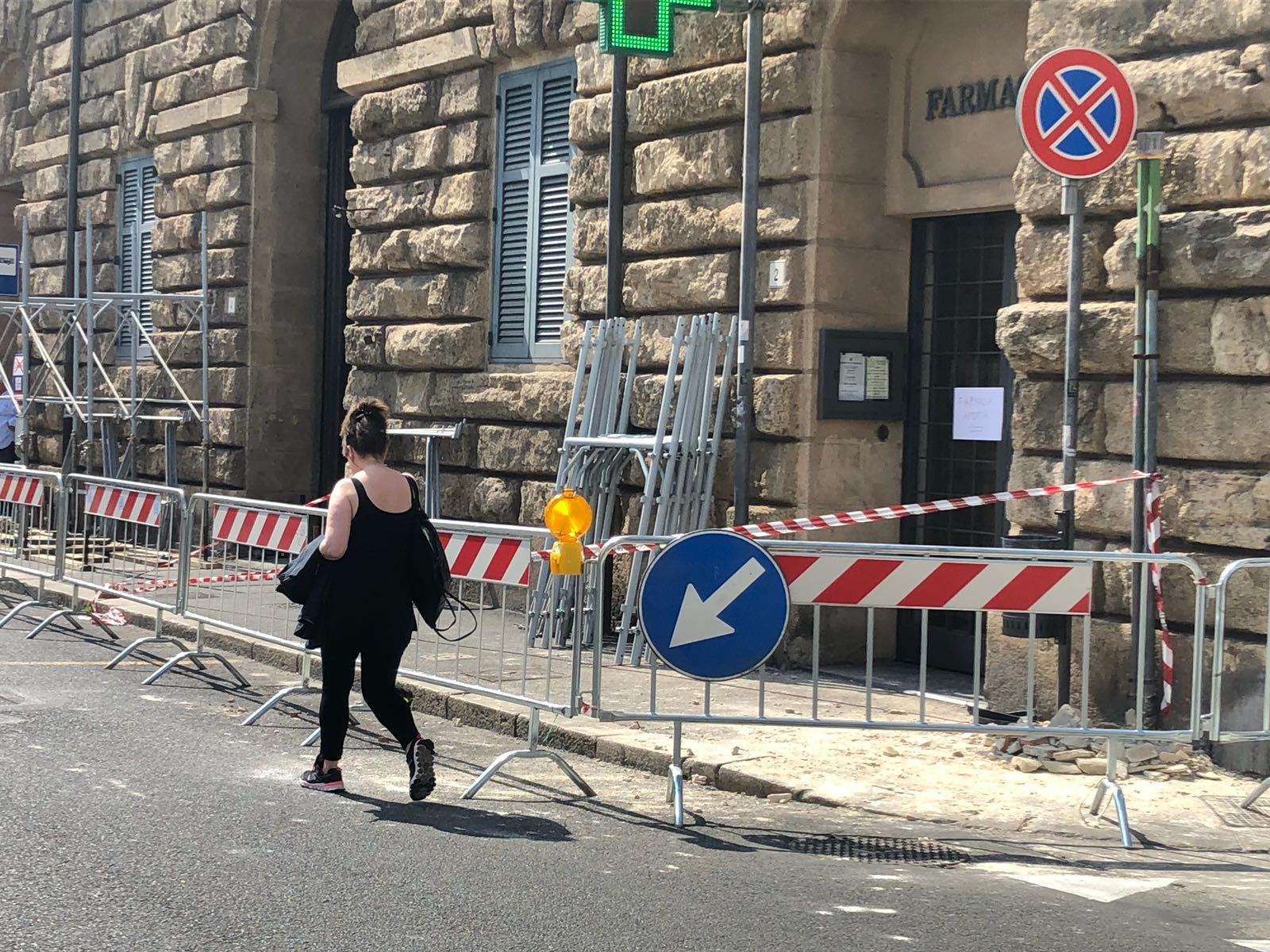 Piazza Attias, giù pezzi di cornicione: marciapiede interdetto