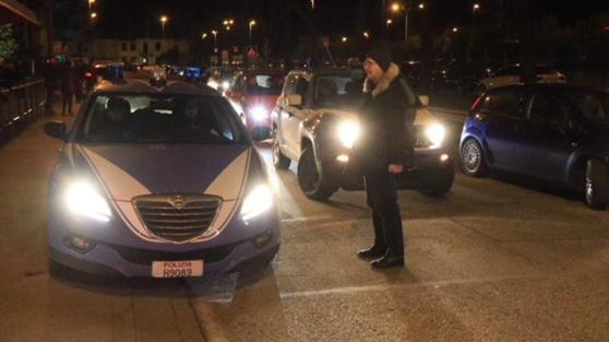 Una volante della polizia per le strade di Prato