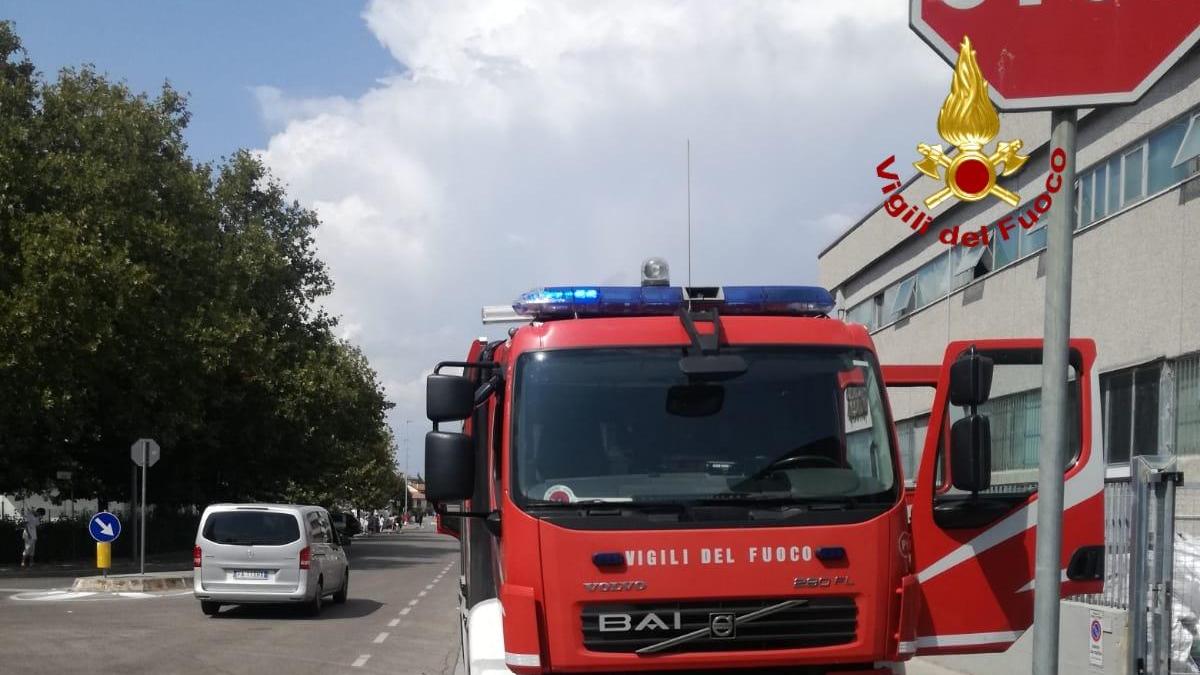I vigili del fuoco fuori dalla fabbica dove si è verificato l'incendio