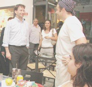 Franceschini nella pizzeria Pappa Pizza e a dx sul palco con i candidati Carlesi e Gestri
