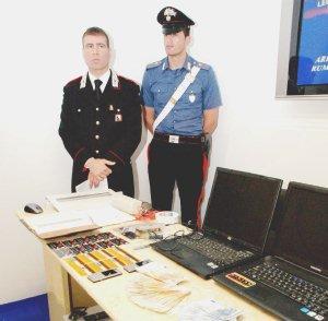 <strong>SEQUESTRO.</strong> Gli strumenti e i soldi sequestrati agli hacker (Paglianti)