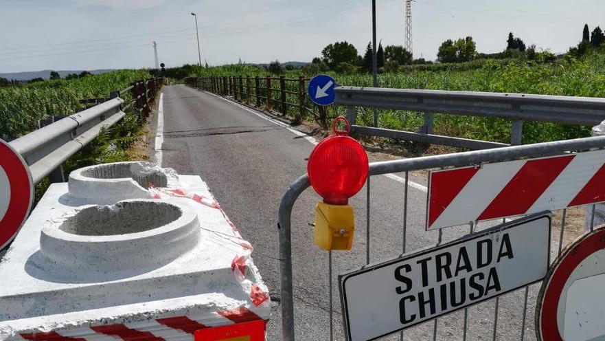 La Provincia chiude il ponte e fa arrabbiare la gente di Isola
