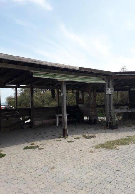 Degrado e sporcizia nell’area dei gazebo per la vendita del pesce 