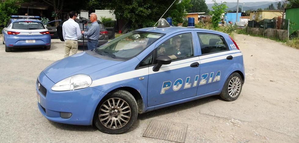 Svitano un oblò e fanno razzìa dentro un camper 