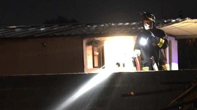 In fiamme un camper, incendio doloso: caccia al piromane