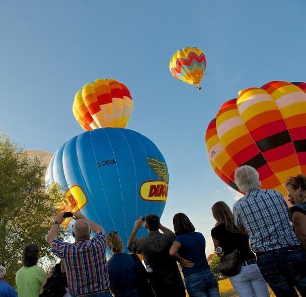 Il cielo torna a colorarsi con le mongolfiere 