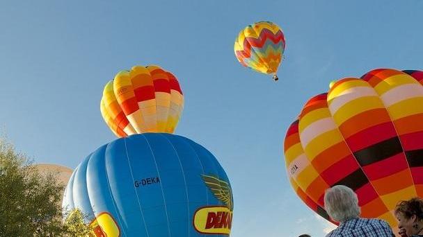 Il cielo torna a colorarsi con le mongolfiere
