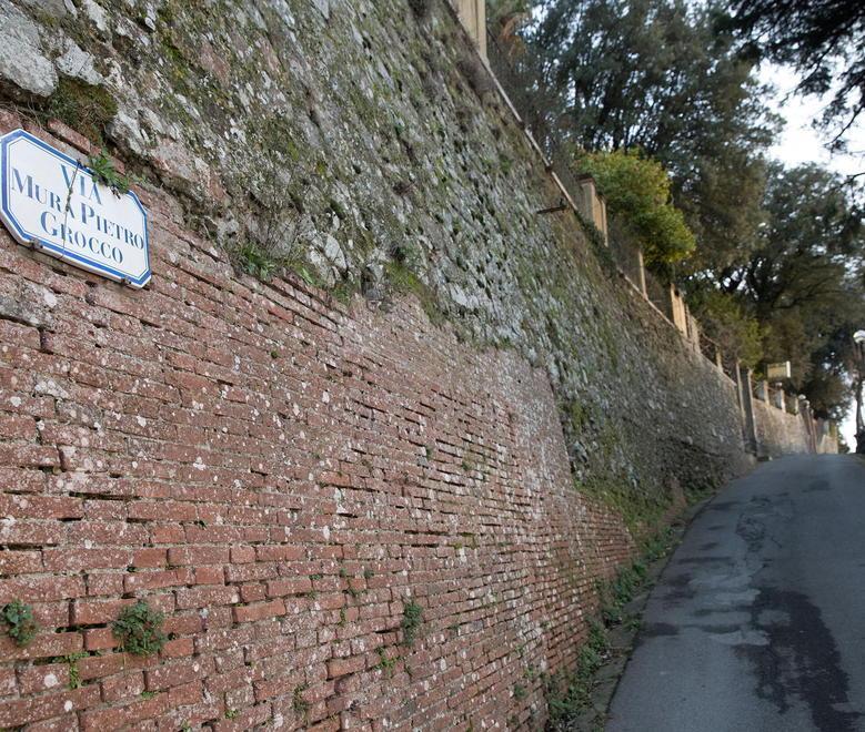 Via ai lavori di consolidamento delle mura