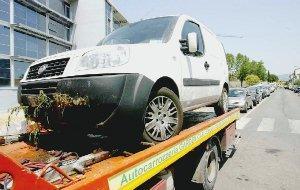 Il furgone che ha travolto Stefano Masi e a destra il luogo della tragedia