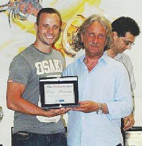 <strong>FESTA.</strong> Oscar Pistorius con il direttore della Banca della Maremma Giancarlo Ciarpi