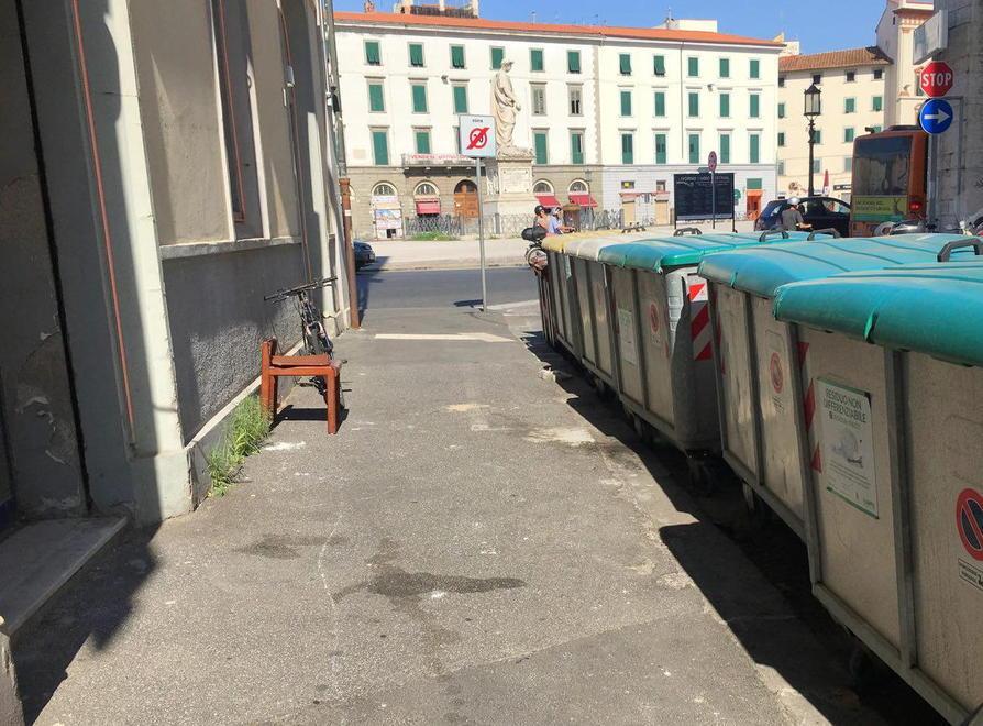 Marciapiede ripulito ma ecco subito nuovi rifiuti