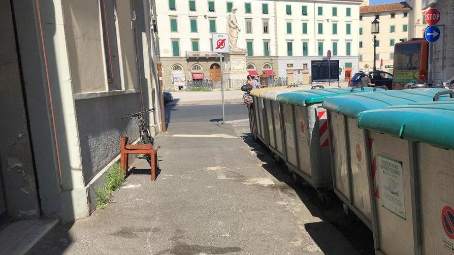 Marciapiede ripulito ma ecco subito nuovi rifiuti