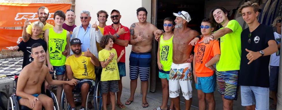 I ragazzi disabili imparano surf e sup