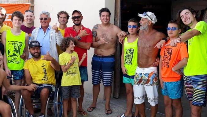 I ragazzi disabili imparano surf e sup