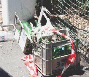 Le cassette di bottiglie date alle fiamme