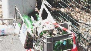 Le cassette di bottiglie date alle fiamme