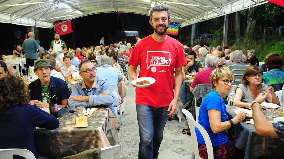 In 250 seduti a tavola per la cena solidale degli operai Castelfrigo