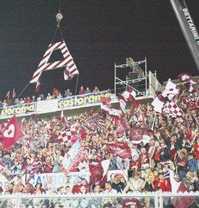 Tre coreografie entrate nella storia del tifo amaranto: a fianco, la festa per la serie A del 2004; a destra la spedizione a San Siro con la bandana anti-Silvio; sotto, la promozione in serie B del 2002