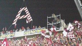Tre coreografie entrate nella storia del tifo amaranto: a fianco, la festa per la serie A del 2004; a destra la spedizione a San Siro con la bandana anti-Silvio; sotto, la promozione in serie B del 2002