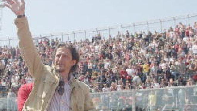 A sinistra: un tifoso mostra la maglia di Diamanti. In alto a destra: Igor Protti saluta la curva