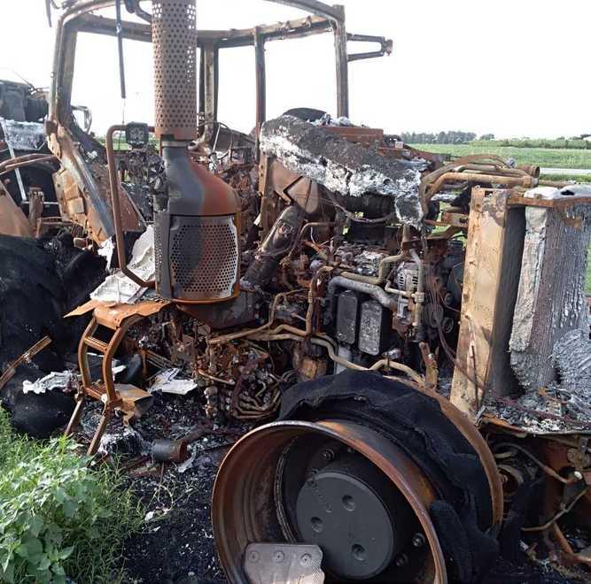Trattore prende fuoco mentre sposta rotoballe