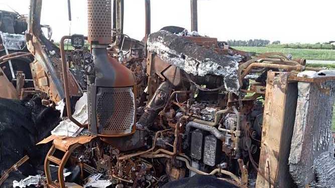 Trattore prende fuoco mentre sposta rotoballe