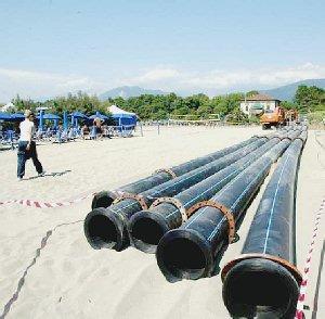 Due immagini del cantiere sulla spiaggia libera accanto al Merida a Ronchi
