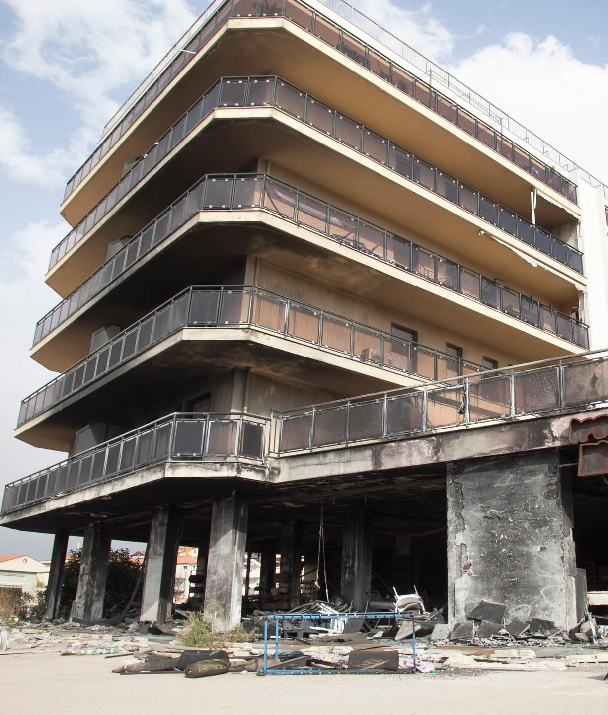 Palazzo bruciato, due anni per i lavori 