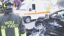 Un dettaglio dello scooter di Angelo Braschi e dell’auto della famiglia di turisti tedeschi dopo lo scontro. A destra la folla di piombinesi accorsi in viale della Resistenza
