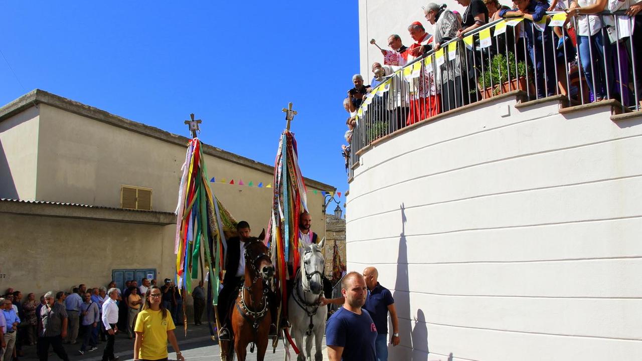 Il paese onora il suo cittadino illustre