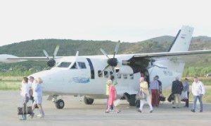 Passeggeri in arrivo su un volo Elbafly all’aeroporto de La Pila a Marina di Campo