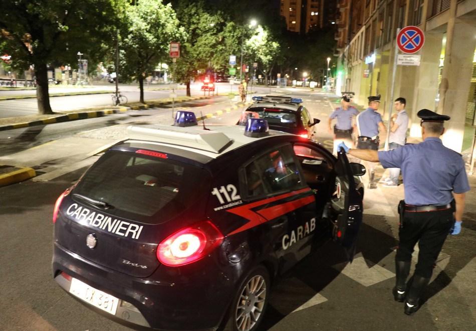 Pusher viene arrestato. Arriva la scorta armata che lo vuole liberare 