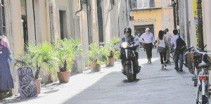 Altri scooter in zona vietata: la foto a destra è stata scattata in piazza Dante dove però la situazione negli ultimi giorni è sensibilmente migliorata