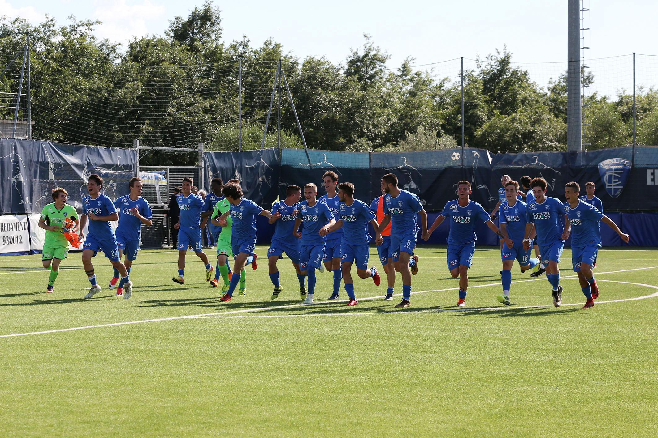 La gioia degli azzurrini dopo il successo ai playoff sull'Ascoli (foto agenzia Carlo Sestini)