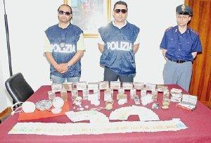 La droga e i soldi sequestrati al pistoiese arrestato dalla Mobile