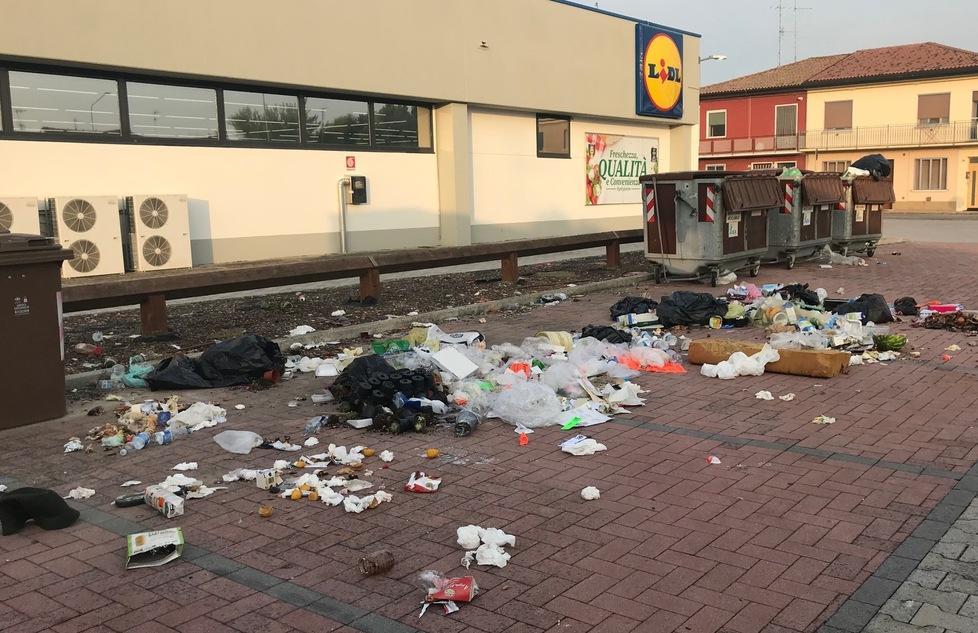 Svuotano i cassonetti in cerca del cibo buttato dal supermercato 