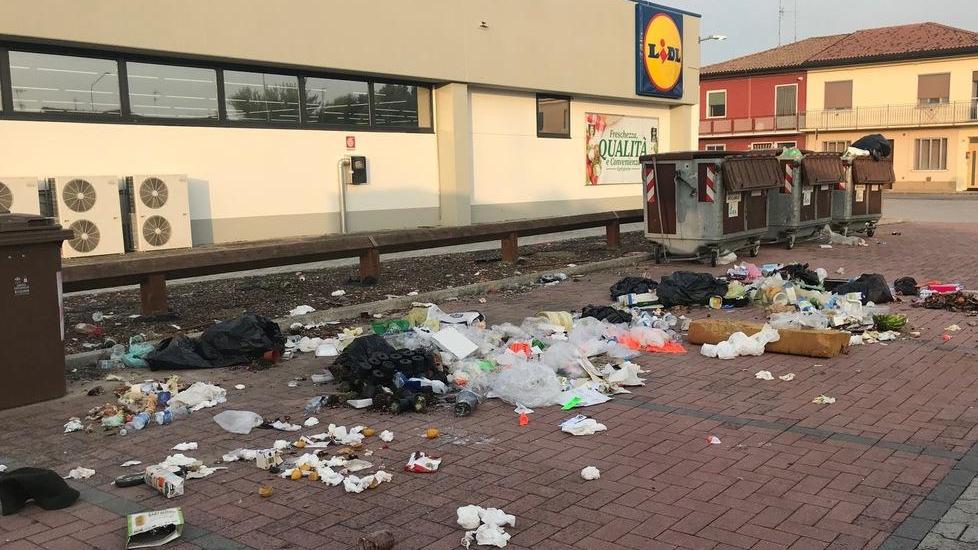 Svuotano i cassonetti in cerca del cibo buttato dal supermercato