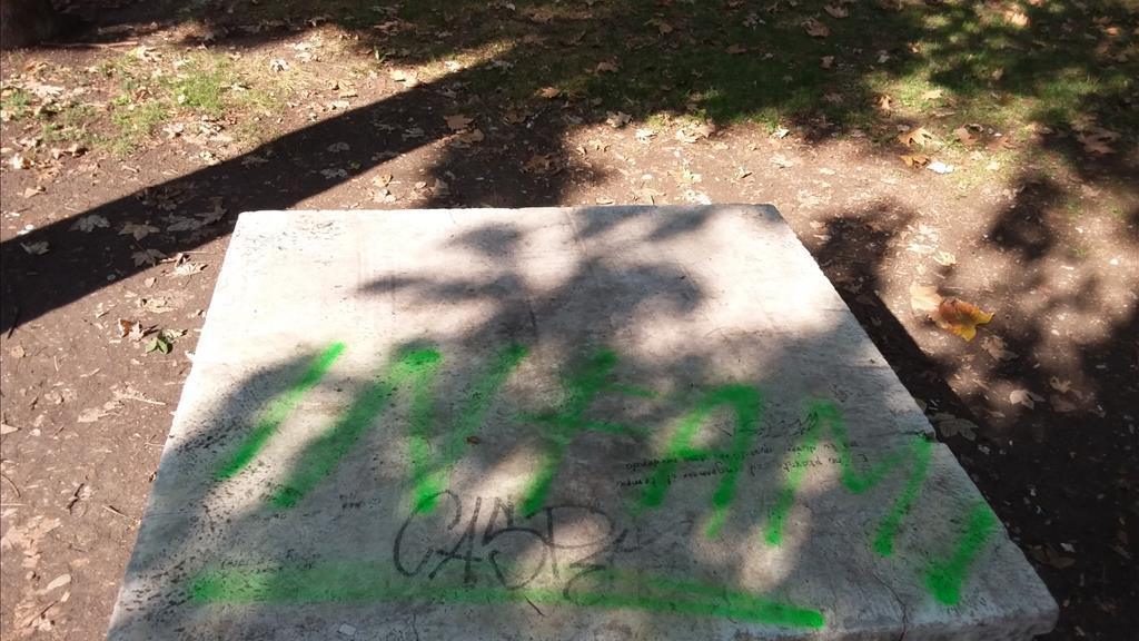 Reggio Emilia, scrive "infami" su un tavolo in marmo del Parco del Popolo: denunciato imbrattatore