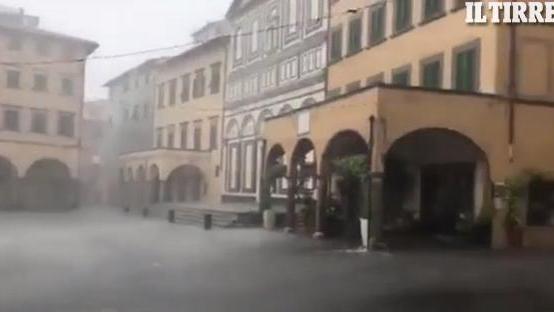 Temporale su Empoli: l'estate spazzata via in 20 minuti - Video